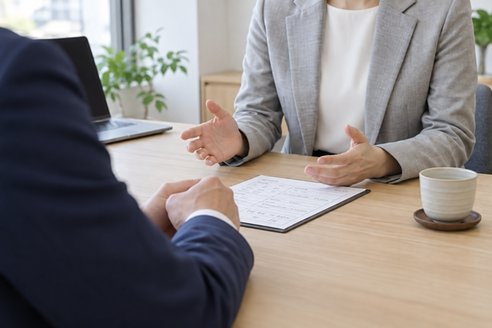 相談者と向かい合って話を聞く様子